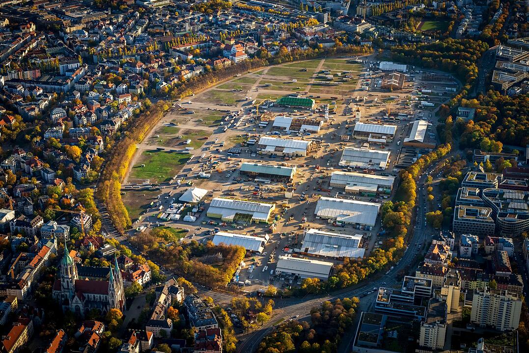 Oktoberfestgelände aus der Luft am Abend