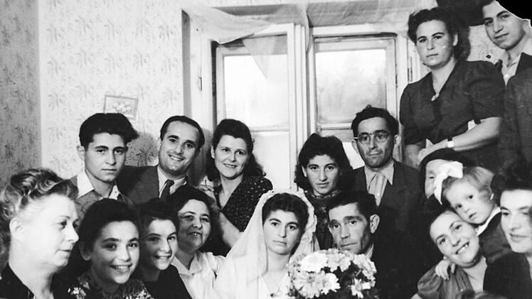 Das Leben in den provisorischen Lagern f&uuml;r "Displaced Persons" normalisierte sich mit der Zeit - man feierte Hochzeiten und Geburten.