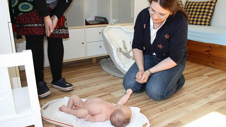 ... damit er gewogen werden kann. Denise Brüne ist zufrieden: Benedikt hat in zwei Wochen 800 Gramm zugenommen.