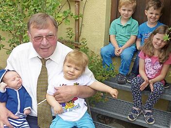 Die fröhliche Schar seiner Enkel - von links im Bild Maximilian (sechs Wochen alt), Julius (ein Jahr), Hannes (3), Jonas (4) und Anna (6) - gibt Hans Morhard wie der Rest seiner Familie viel Kraft im Kampf gegen den Krebs. Foto: Stefan Zopf