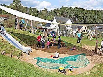 Blick auf den neuen Spielplatz Fotos: Galster