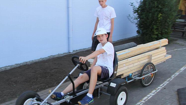 Pascal Kober (11) ist Mitarbeiter im Baumarkt - mit dem Kettcar liefert er Baumaterialien für Mini-Ku aus. Foto: Sonja Adam