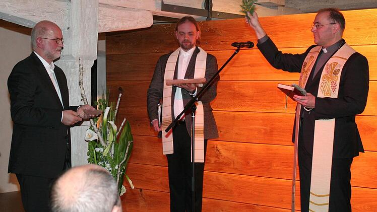 Architekt Gatz (links) hatte ein Kreuz mitgebracht, das die Pfarrer Johannes Kestler (Zweiter von links) und Wolfgang Dettenthaler segneten. Foto: Evi Seeger