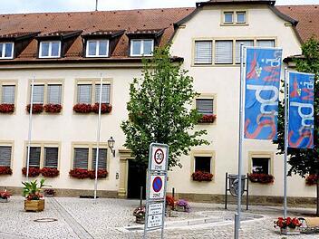 Für einen behindertengerechten Zugang zum Rathaus und zum Sitzungssaal im Dachgeschoss stehen staatliche Fördermittel aus dem Kommunalinvestitionsprogramm in Aussicht. In der Sitzung am Dienstagabend beschloss der Gemeinderat Sand die Beantragung der Mittel. Fotos: Alfons Beuerlein
