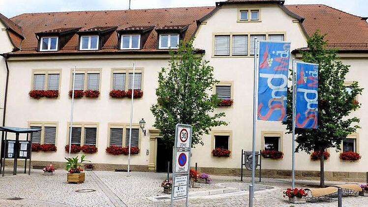 Für einen behindertengerechten Zugang zum Rathaus und zum Sitzungssaal im Dachgeschoss stehen staatliche Fördermittel aus dem Kommunalinvestitionsprogramm in Aussicht. In der Sitzung am Dienstagabend beschloss der Gemeinderat Sand die Beantragung der Mittel. Fotos: Alfons Beuerlein