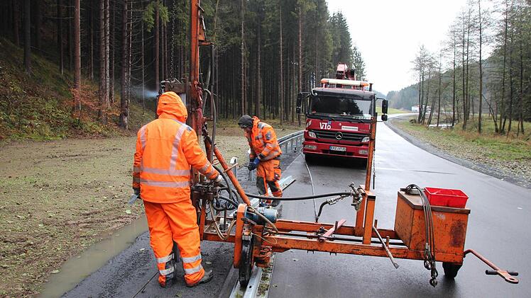 Die Stützen der Leitplanken werden in den Boden gerammt.  Foto: Friedwald Schedel