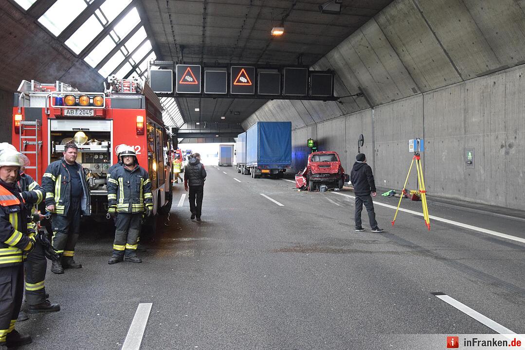 Auto zwischen Lkw eingequetscht auf A3