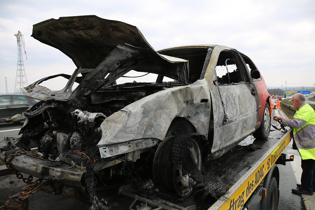 Autofahrer kracht in Leitplanke und fŠngt Feuer - Fahrer kann sich leicht verletzt retten