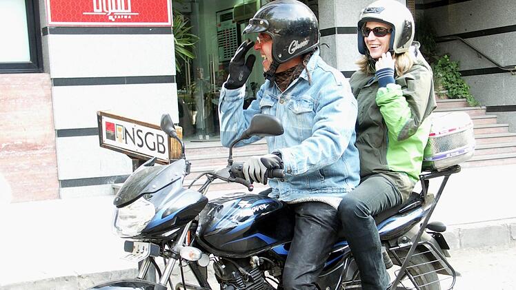 Erhard Wiesneth in Kairo: Auf seinem Motorrad mit Pastorin bei der Abfahrt zum Gottesdienst in der Wüste. Foto: Gotthard Haushofer