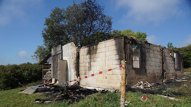 Eine Scheune in Gauaschach, die als Jugendtreff genutzt wurde, ist komplett ausgebrannt. Sachschaden: 20 000 Euro. Arkadius Guzy