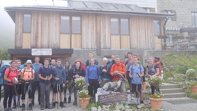 Die Herzogenauracher Wanderer vor der Kemptner H&uuml;tte Foto: privat