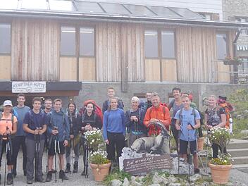 Die Herzogenauracher Wanderer vor der Kemptner Hütte Foto: privat