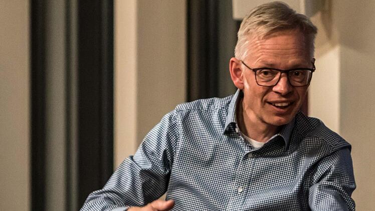 Peter Stenglein bei der Probenarbeit mit dem Coburger Bachchor. Für das Karfreitagskonzert in St. Moriz studiert Coburgs Kirchenmusikdirektor das Miserere von E.T.A. Hoffmann und César Francks "Die sieben Worte Jesu am Kreuz" ein.Foto: Archiv/Jochen Berger