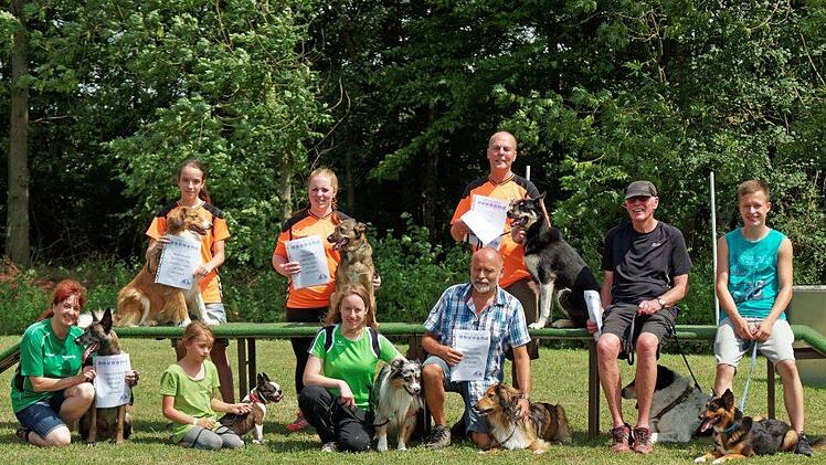 Der Verein für Hundesport Wonfurt hat wieder ein gelungenes Hundesportturnier ausgerichtet. Unser Bild zeigt die geehrten Teilnehmer (vorne, von links)  Doris Mahr, Jule Schönmüller, Samira Erhard, Walter Kamm, Fred Jung, Philip Küllstädt sowie (hinten, von links) Angelina Scranlin, Annika Köhler und Rudolf Unger.Ulrike Langer