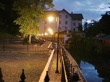 Aufwendig saniert wurden   die Ufermauer zum Mühlbach sowie die Parkplätze und die Beleuchtung hinter der Brauerei. Foto: Klaus Klaschka