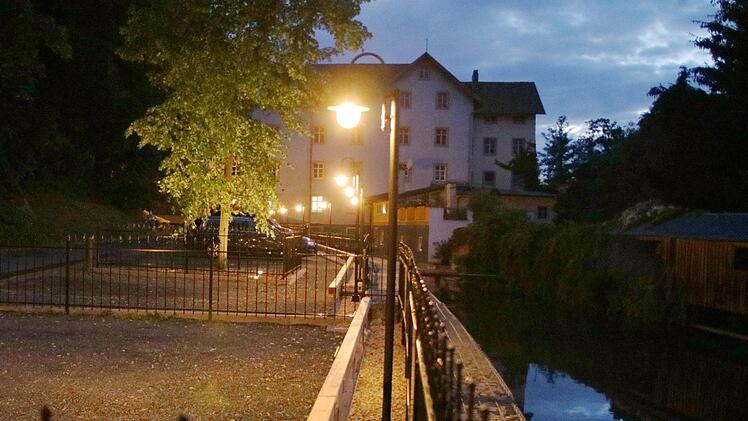 Aufwendig saniert wurden   die Ufermauer zum Mühlbach sowie die Parkplätze und die Beleuchtung hinter der Brauerei. Foto: Klaus Klaschka