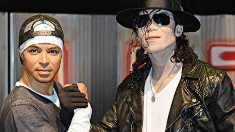 Koffi Missah (links) und Dantanio Goodman stellen Michael Jackson in "BeatIt" dar. Foto: Helmut Oelschlegel