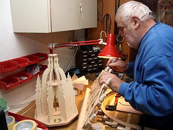 Werner Seidl montiert die Beleuchtung an einen Schwibbogen.    Foto: Richard Sänger