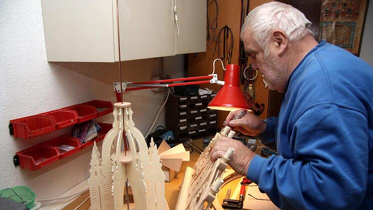 Werner Seidl montiert die Beleuchtung an einen Schwibbogen.    Foto: Richard Sänger