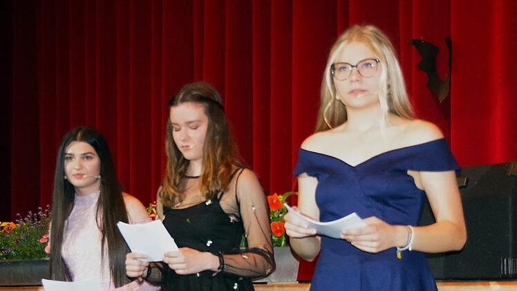 Das Moderatorinnentrio Sofia Förtsch, Leonie Himmel und Elena PietrafesaHeike Schülein