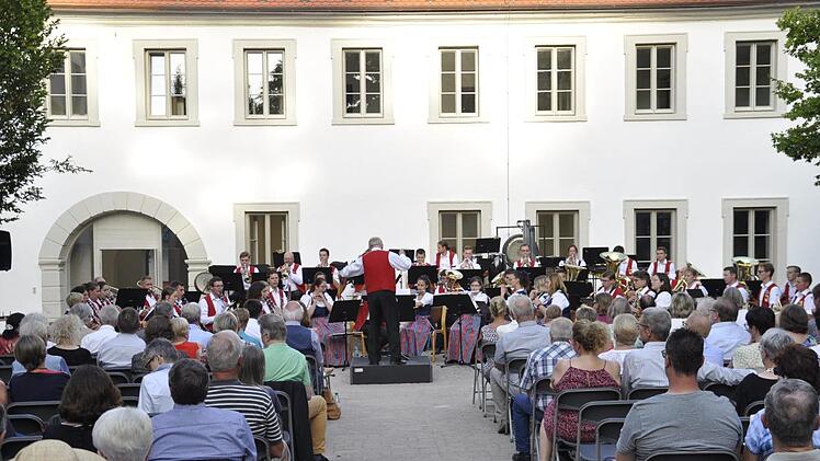 Das Symphonische Blasorchester Volkach im Innenhof der Akademie.Peter Klopf