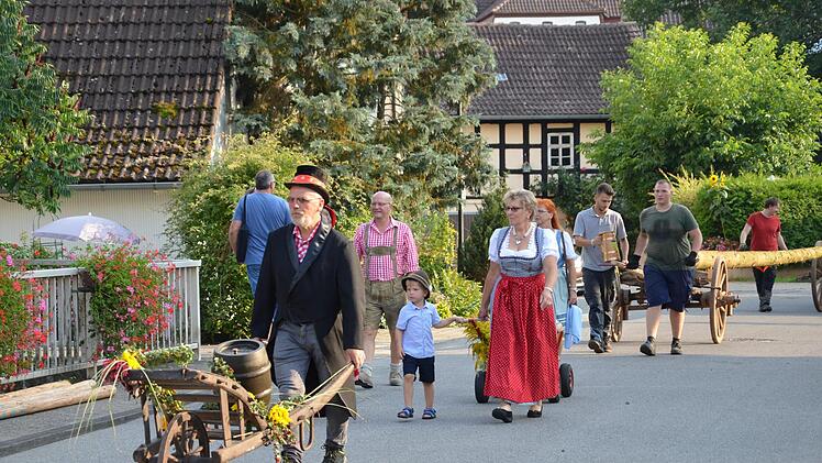 Der Kirchweihbaum wird eingeholt.  Foto: Jasmin Herbst