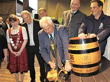 Stellvertretender Landrat Johann Pfister beim Anstich. Ihn beobachten Norbert Kramer (Georgen-Bräu), Lothar Ebbertz vom Bayerischen Brauerbund, Daniel Kramer, Buttenheims Bürgermeister Michael Karmann und Bierprinzessin Kerstin Friedrich (von rechts).  Evi Seeger