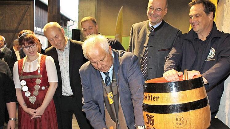 Stellvertretender Landrat Johann Pfister beim Anstich. Ihn beobachten Norbert Kramer (Georgen-Bräu), Lothar Ebbertz vom Bayerischen Brauerbund, Daniel Kramer, Buttenheims Bürgermeister Michael Karmann und Bierprinzessin Kerstin Friedrich (von rechts).  Evi Seeger