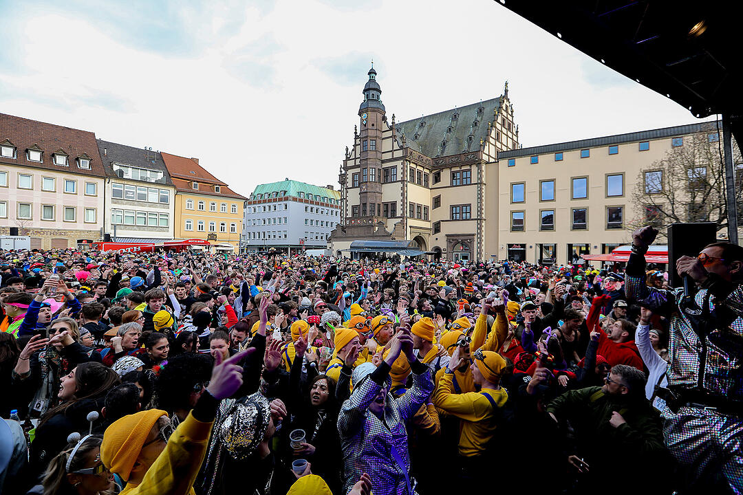 Große Party nach dem Faschingsumzug am Marktplatz.