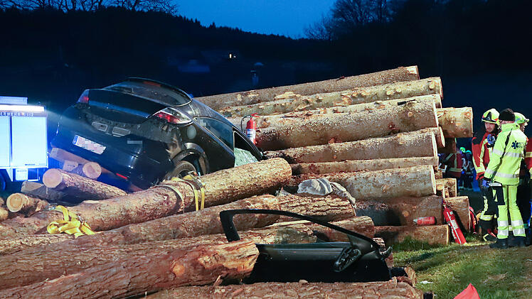 T&ouml;dlicher Verkehrsunfall bei Sch&ouml;llnach