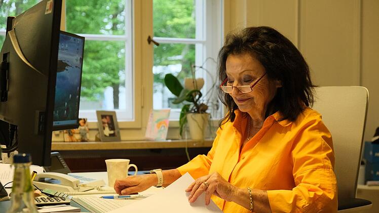 Alice Walchsh&ouml;fer in ihrem B&uuml;ro: Es gilt den Roth-Triathlon zu organisieren. Die erwachsenen Kinder helfen dabei.