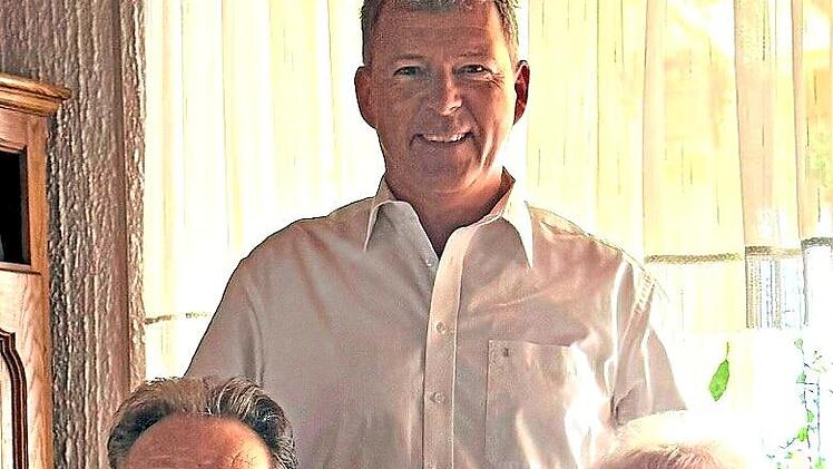 Der B&uuml;rgermeister gratuliert.Gemeinde Oberhaid