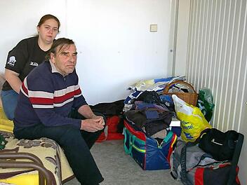 In Tüten und Taschen haben Laila und Reinhard Dinter ihre letzten Habseligkeiten verpackt.   Fotos: Müller