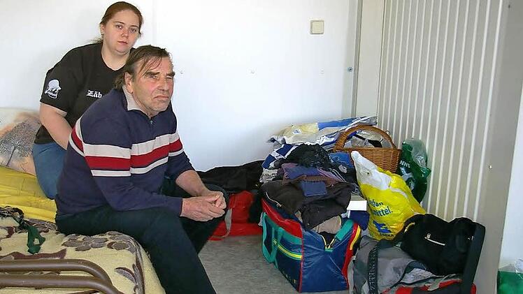 In Tüten und Taschen haben Laila und Reinhard Dinter ihre letzten Habseligkeiten verpackt.   Fotos: Müller