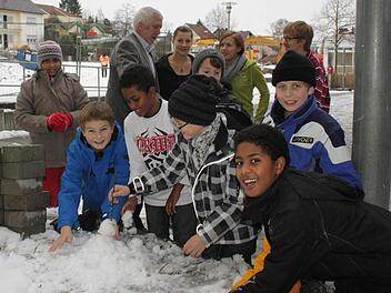 Unter den Schülern am Höchstadter Gymnasium soll Rassismus kein Thema sein. Direktor Bernd Lohneiß und die Zehntklässler Paula Kaiser, Sophie Herla und Alexander Krisch (hinten von links) planen nach Weihnachten die große Unterschriftenaktion.  Foto: Andreas Dorsch