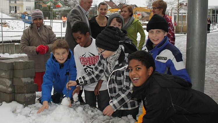 Unter den Schülern am Höchstadter Gymnasium soll Rassismus kein Thema sein. Direktor Bernd Lohneiß und die Zehntklässler Paula Kaiser, Sophie Herla und Alexander Krisch (hinten von links) planen nach Weihnachten die große Unterschriftenaktion.  Foto: Andreas Dorsch