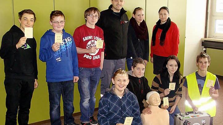 Die neuen Schulsanitäter sind einsatzbereit (stehend von links): Benedikt Gremer, Markus Kübrich, Benedikt Schinzel, Ausbilder Thomas Totzauer, Barbara Erhardt und Konrektorin Sabine Söllner; (kniend von links) Rene Förtsch, Marcel Deuerling, Tamara Wachter und Andreas Michl. Fotos: Schule