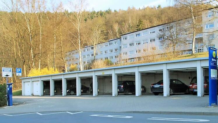 Auf der Fläche der Garagen unterhalb des Personalwohnheims sollte vor zwei Jahren das MVZ-Ärztehaus entstehen. Foto: Dgmar Besand
