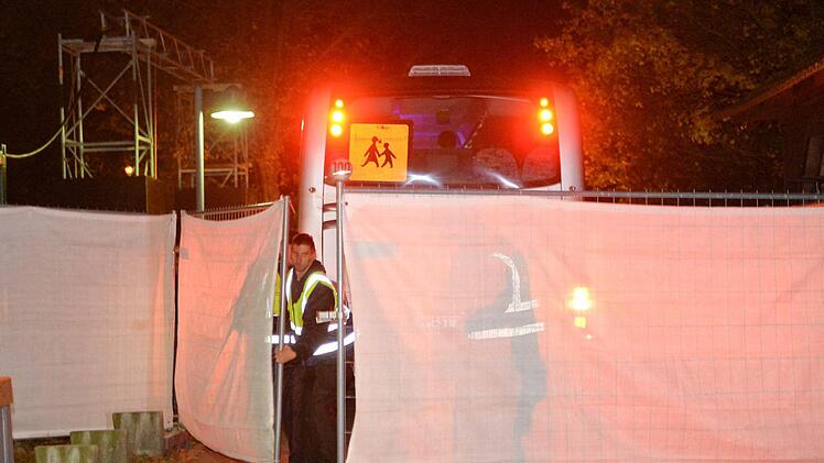 Das provisorische Tor wird hinter dem Bus wieder geschlossen. Foto: Ronald Rinklef