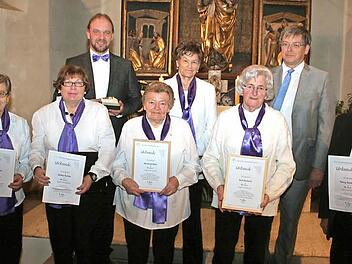 Seit 40, 45, 55 und 60 Jahren gehören diese Sängerinnen und Sänger dem Kirchenchor an. Pfarrer Johannes Kestler und Kirchenmusikdirektor Reinhold Meiser würdigten ihre Treue.  Fotos: Evi Seeger