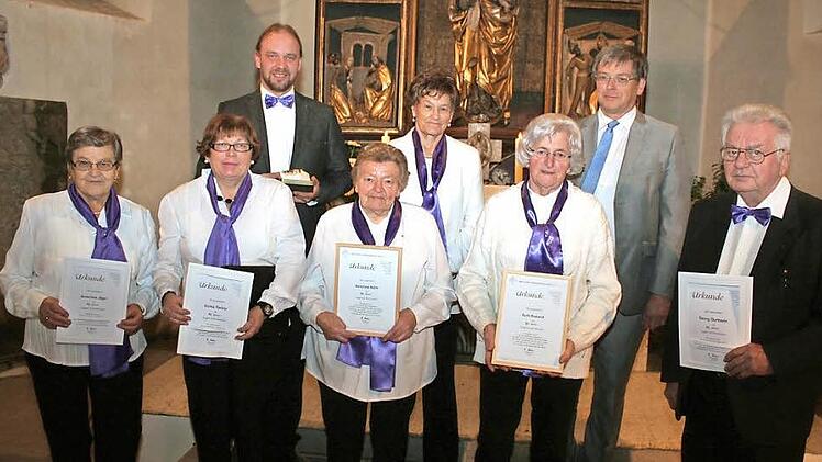 Seit 40, 45, 55 und 60 Jahren gehören diese Sängerinnen und Sänger dem Kirchenchor an. Pfarrer Johannes Kestler und Kirchenmusikdirektor Reinhold Meiser würdigten ihre Treue.  Fotos: Evi Seeger