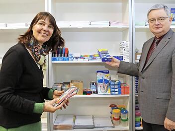 Luise Löchner von der Caritas mit Hans-Joachim Thiel vor dem nagelneuen Regal. Thiel wird ehrenamtlich im "Grünstift" arbeiten. Fotos: Barbara Herbst