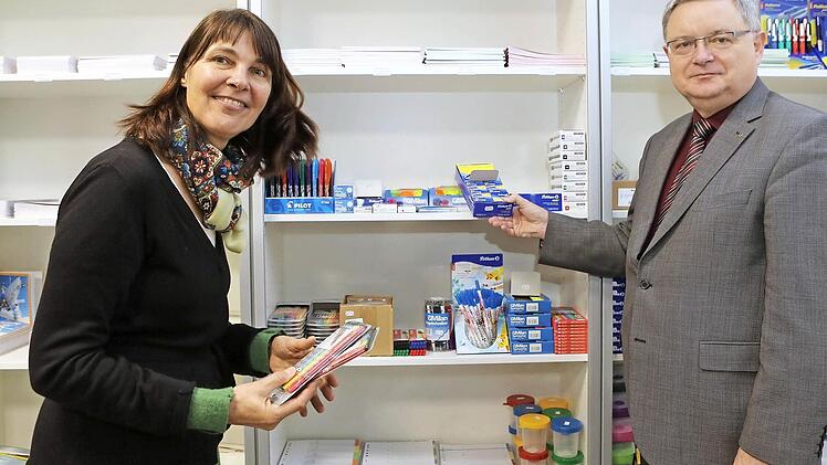 Luise Löchner von der Caritas mit Hans-Joachim Thiel vor dem nagelneuen Regal. Thiel wird ehrenamtlich im "Grünstift" arbeiten. Fotos: Barbara Herbst