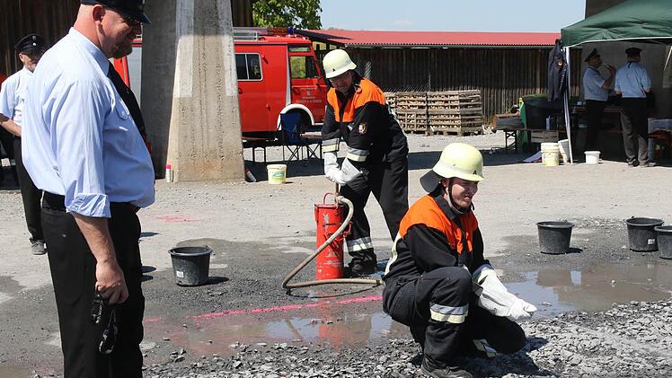 Und Action! Bilder vom Erwachsenenleistungsmarsch der oberfränkischen Feuerwehren in Großheirath (Landkreis Coburg). Fotos: Michael Stelzner
