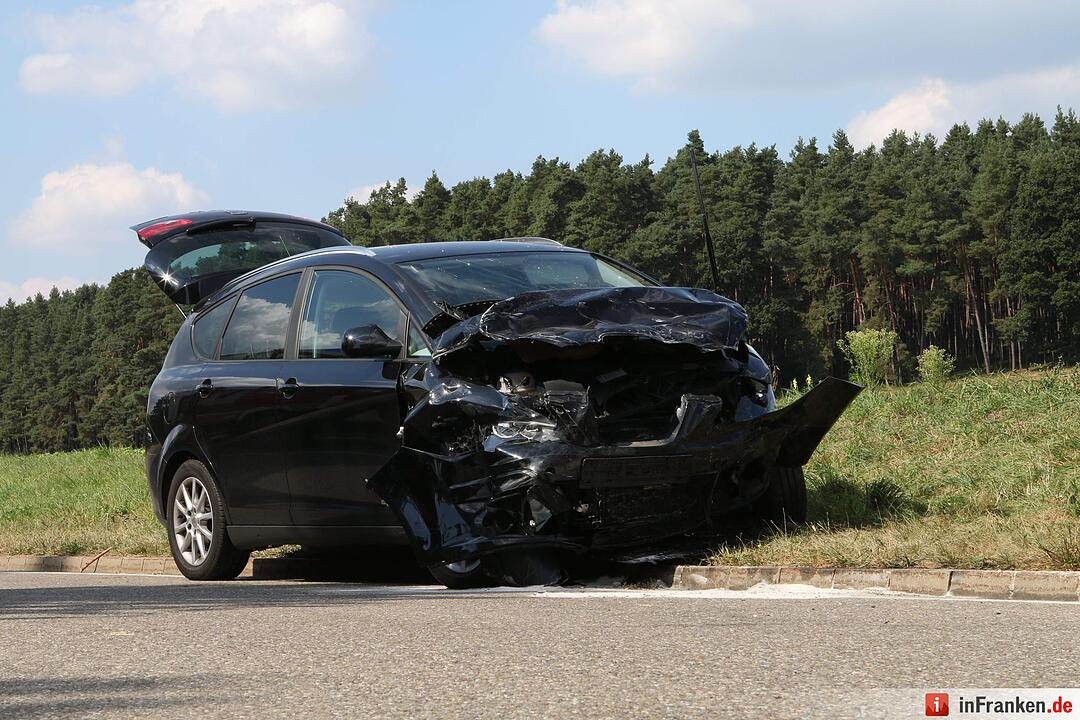 Beim Abbiegen Verkehr übersehen - Zwei Verletzte bei Zusammenstoß
