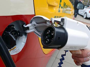 Der Kreis Forchheim fördert die E-Mobilität und baut die Lade-Infrastruktur aus. Foto: Hendrik Schmidt/dpa