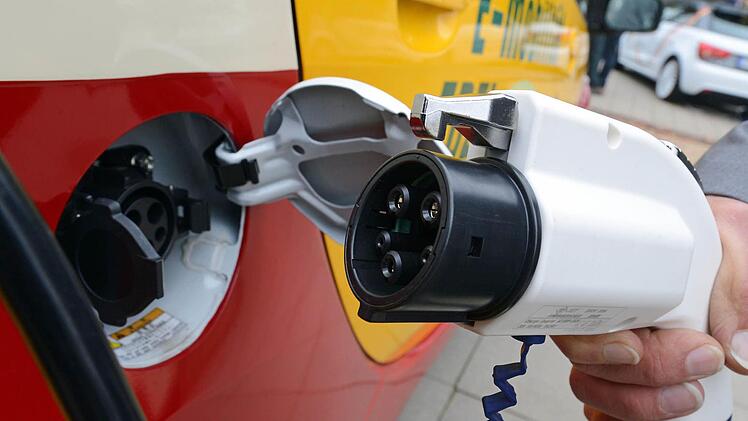 Der Kreis Forchheim fördert die E-Mobilität und baut die Lade-Infrastruktur aus. Foto: Hendrik Schmidt/dpa