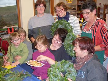 Wenn die M&uuml;tter in der Franz-von-Pr&uuml;mmer-Schule flei&szlig;ig basteln, dann schauen auch die Kleinsten aus der schulvorbereitenden Einrichtung oder der Grundschulstufe mal gerne vorbei. Manchmal gibt es sogar ein Pl&auml;tzchen als kleines Dankesch&ouml;n. Foto: Scheuring