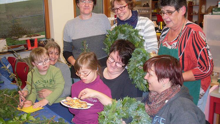Wenn die M&uuml;tter in der Franz-von-Pr&uuml;mmer-Schule flei&szlig;ig basteln, dann schauen auch die Kleinsten aus der schulvorbereitenden Einrichtung oder der Grundschulstufe mal gerne vorbei. Manchmal gibt es sogar ein Pl&auml;tzchen als kleines Dankesch&ouml;n. Foto: Scheuring