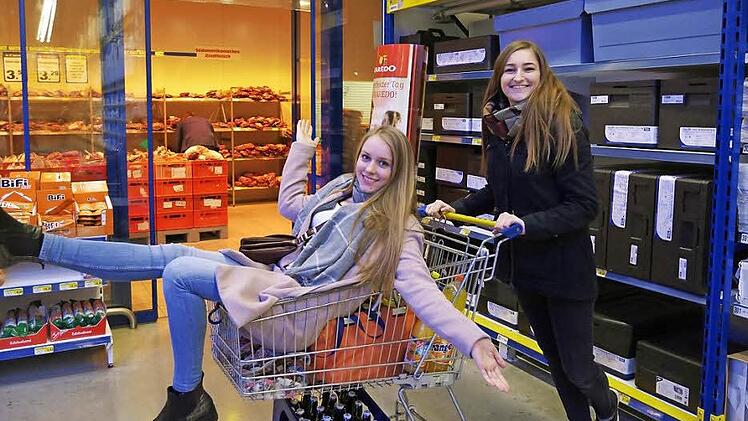 Lisa Vogel und Carolin Schlund (r.) haben alles besorgt, was sie für die Silvesterfeier brauchen. Fotos: Nelly Ritz